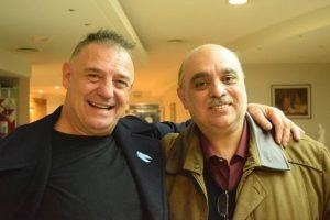 Iorio abrazando a Biondini