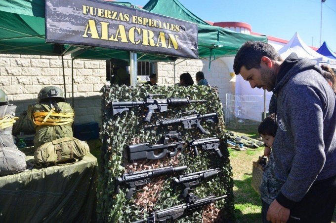 Exhibición de armas para celebrar el Día del Niño 