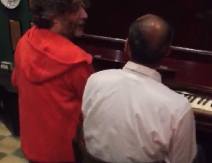 Fito Paéz zapando con un talentoso mozo rosarino