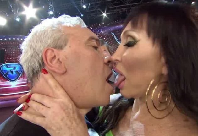 Beso entre Coco Sily y Moria Casán